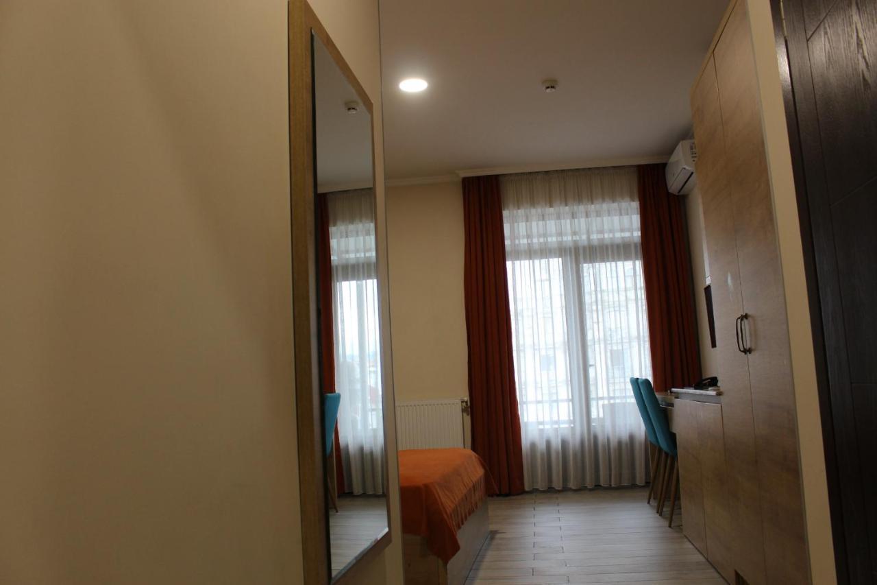Boutique Hotel 32 บาทูมิ ภายนอก รูปภาพ