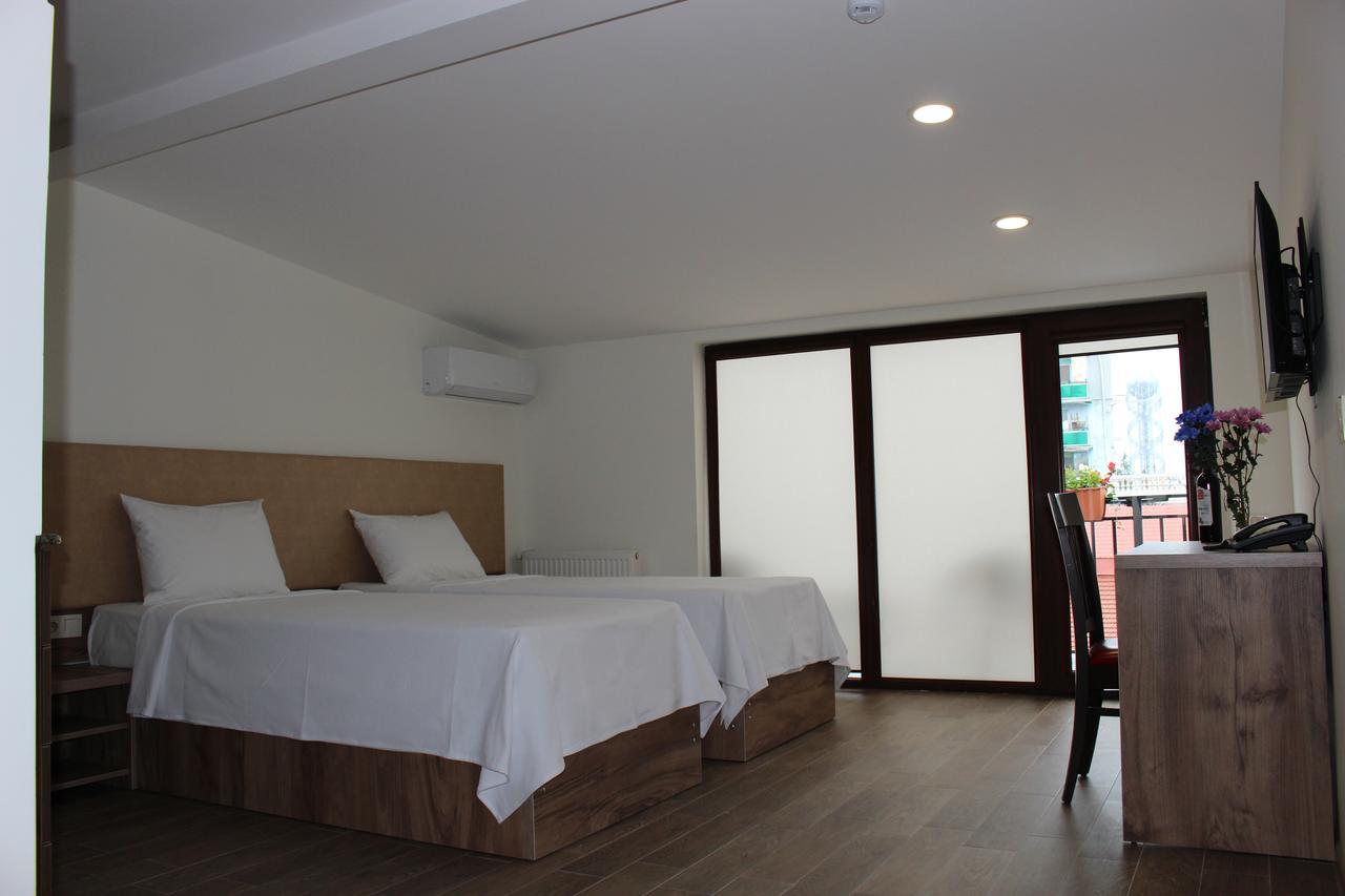 Boutique Hotel 32 บาทูมิ ภายนอก รูปภาพ